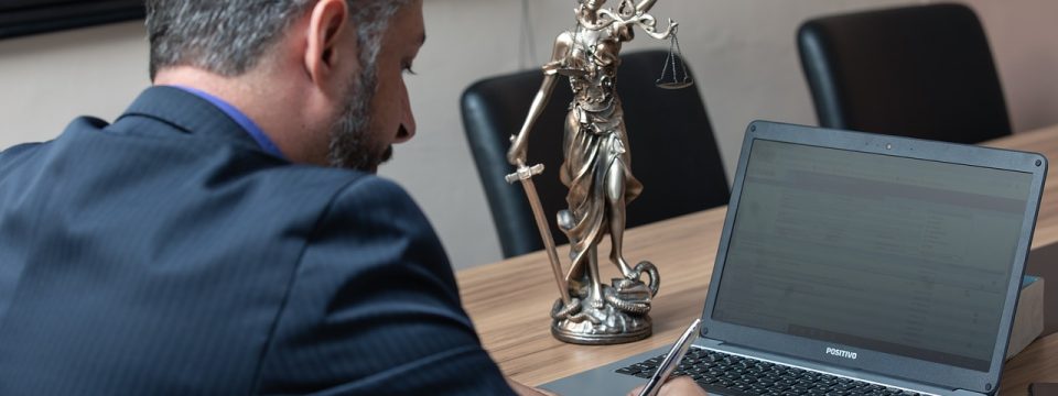 Prawa pracownika – kiedy warto udać się po pomoc do adwokata?