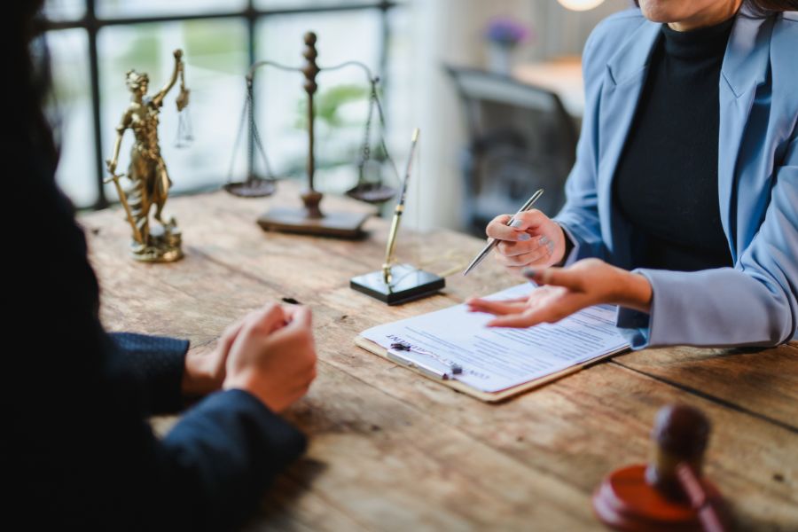 Sprawdzanie umowy online przez prawnika - analiza dokumentu